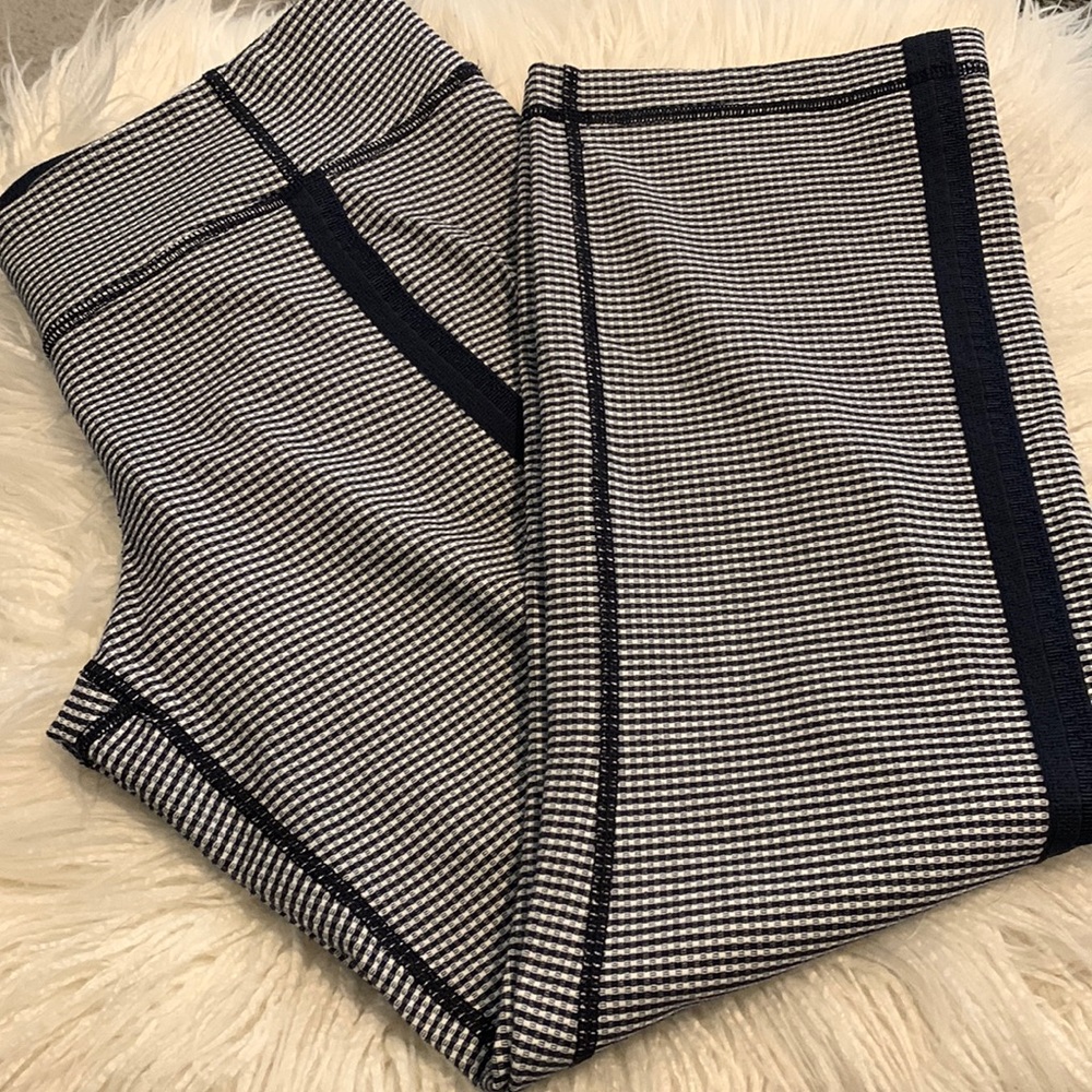 Lululemon navy/white cropped legging 💙